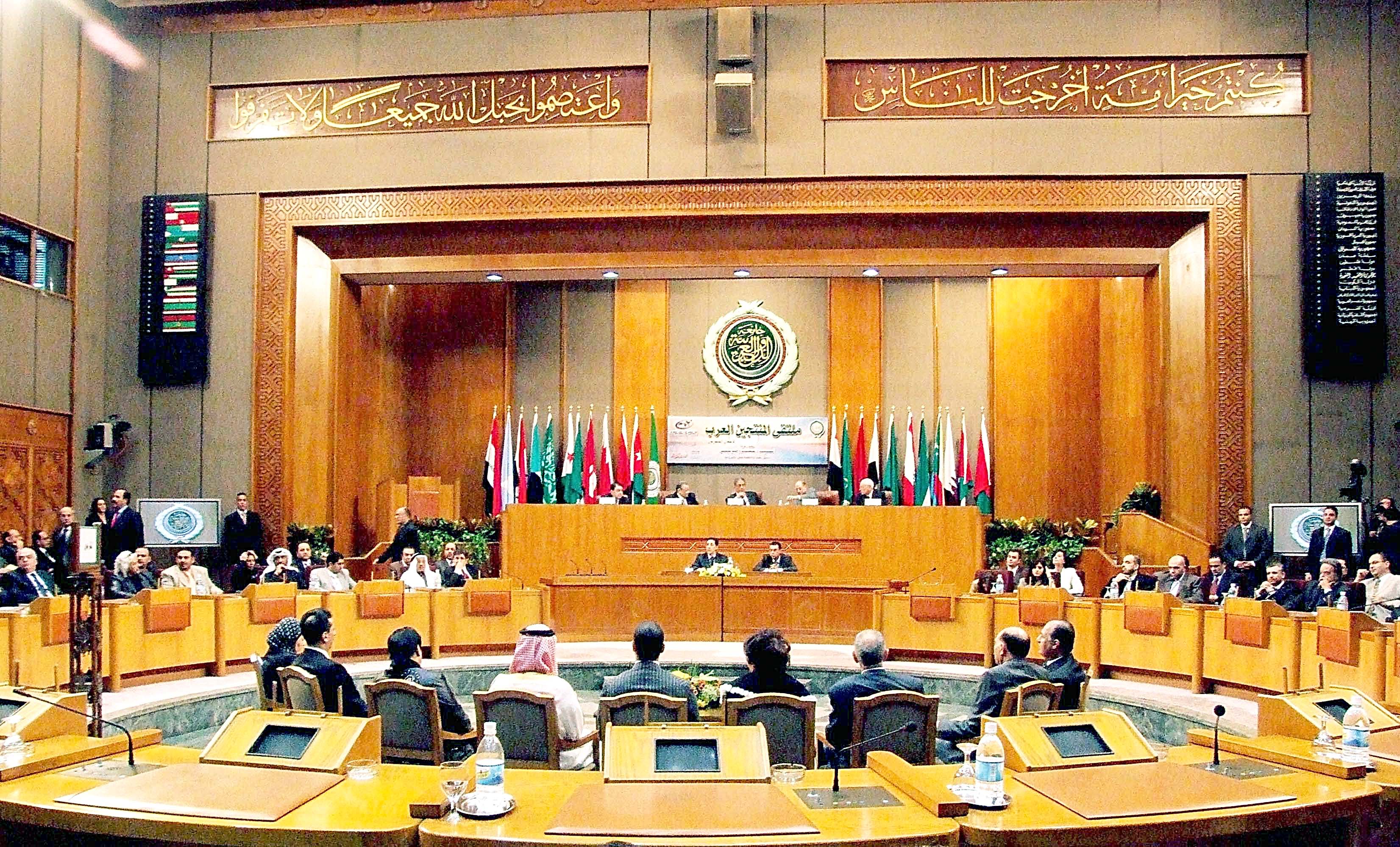 عمرو موسى يسلم درع الأمين العام لجامعة الدول العربية 2006