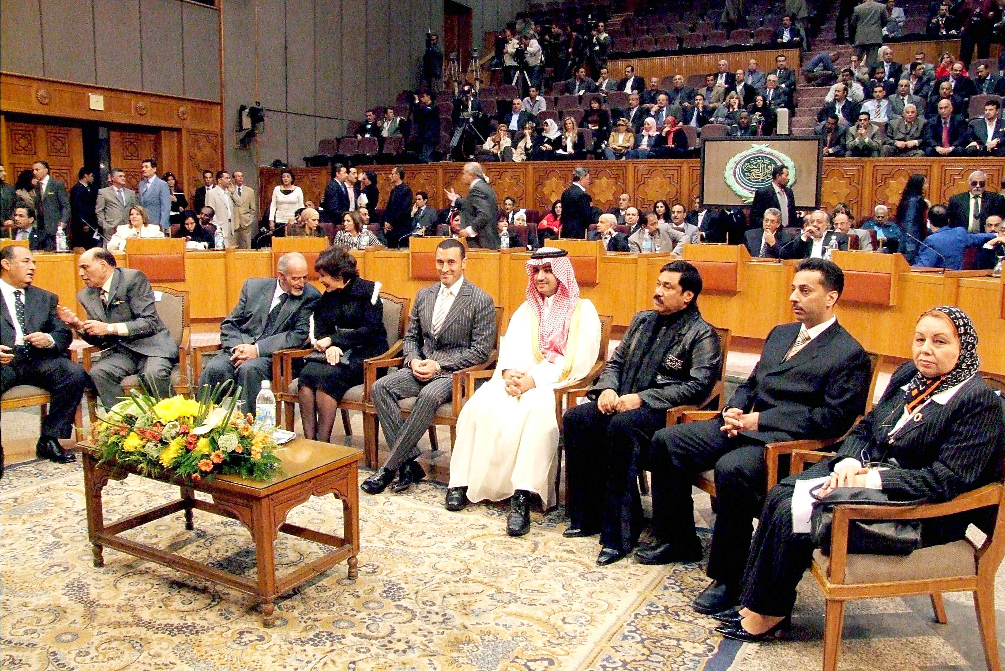 عمرو موسى يسلم درع الأمين العام لجامعة الدول العربية 2006