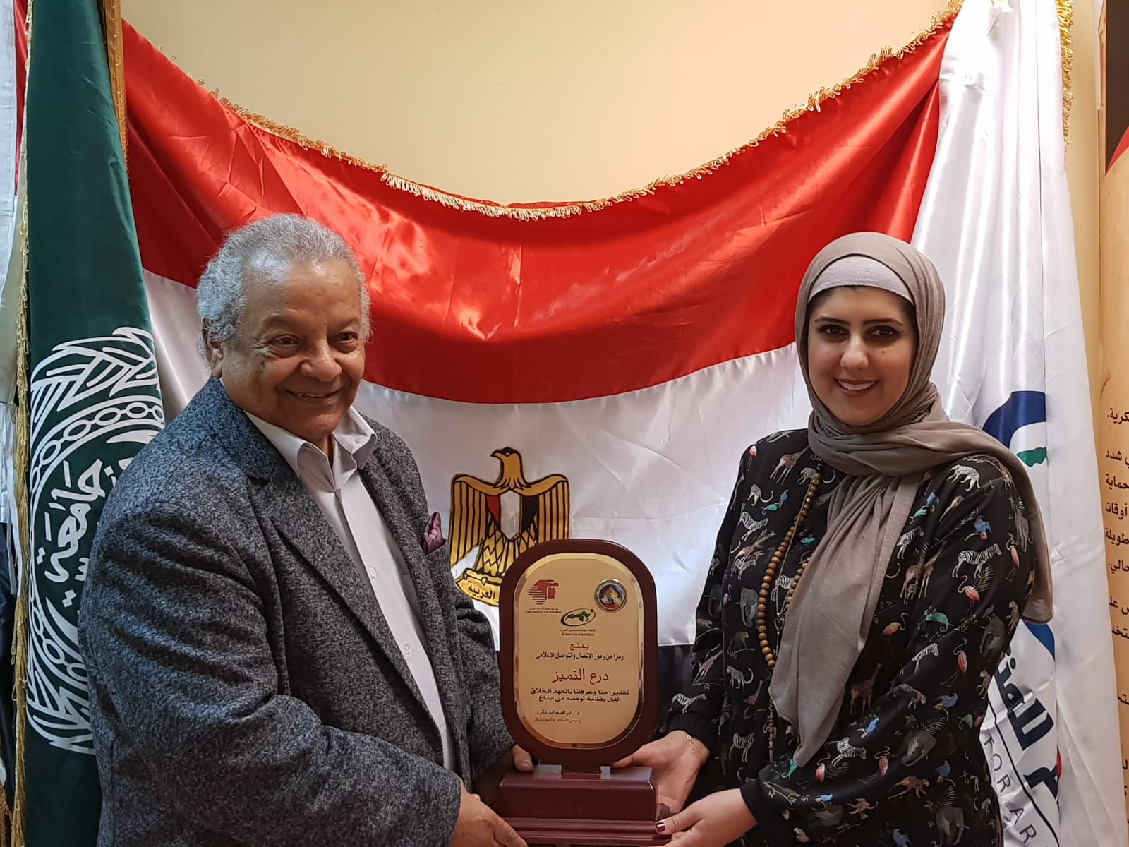 ذاكرة المونديال.. تكريم الفنان حماده هلال في ختام مونديال القاهره ٢٠١٧