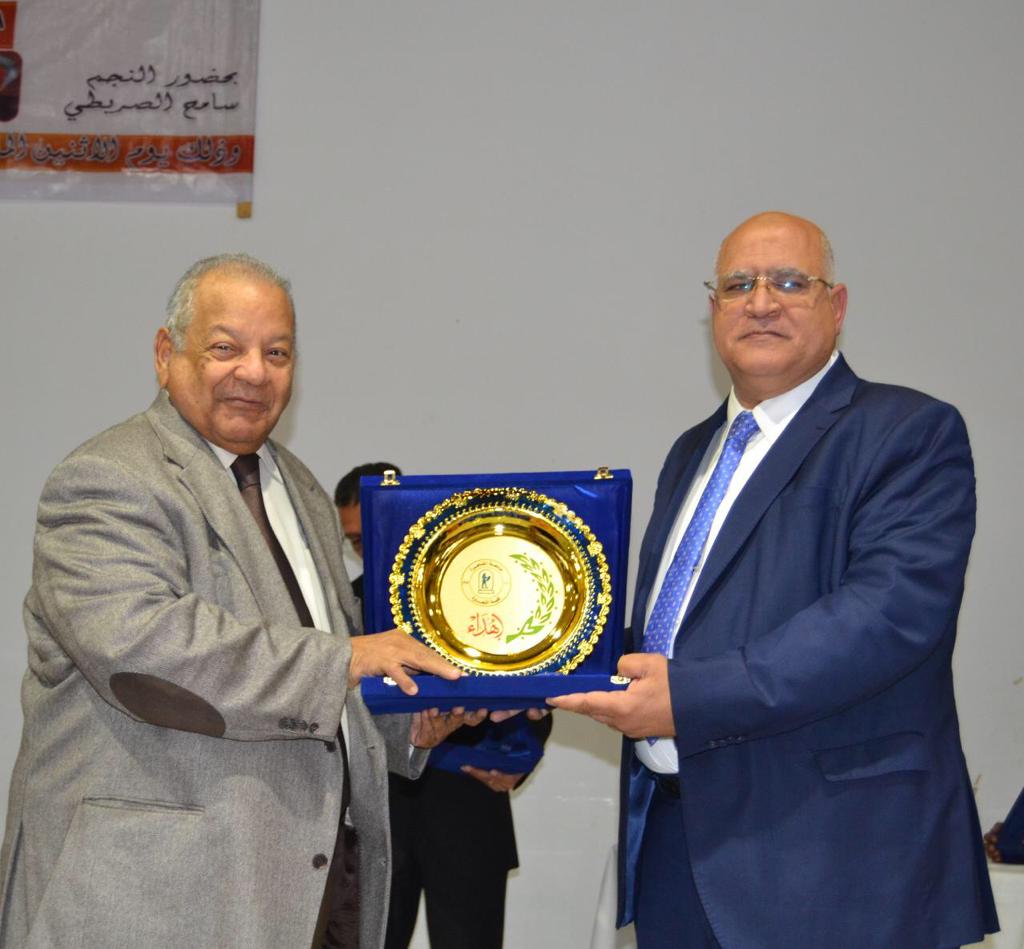 كلية التجارة جامعة القاهرة تكرم رئيس شعبة الإذاعيين العرب