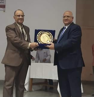 كلية التجارة جامعة القاهرة تكرم رئيس شعبة الإذاعيين العرب