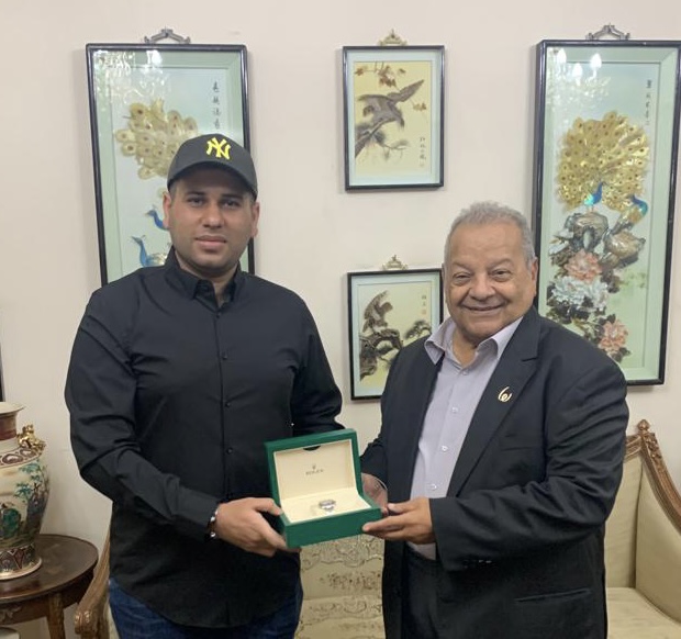 مدير عام شرطة أبوظبي يكرم ابوذكري أول رئيس تحرير لمجلة الشرطة