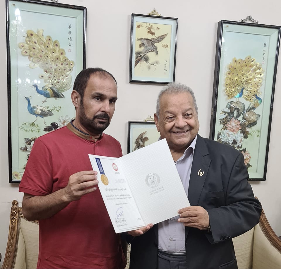 مدير عام شرطة أبوظبي يكرم ابوذكري أول رئيس تحرير لمجلة الشرطة